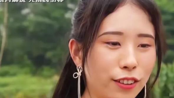 “一般的男人配不上我！”5月9日浙江金华的公园相亲现场，一位42岁女子抛出“金句