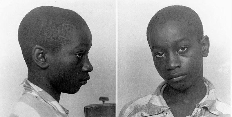1944 年，美国最小的死刑犯乔治，被执行电刑。他被人们捆绑起来，换上衣服，送上
