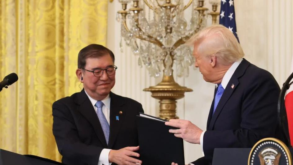 特朗普欲对中国收入港费，日本抛出重磅数据，白宫反应如此赶紧？