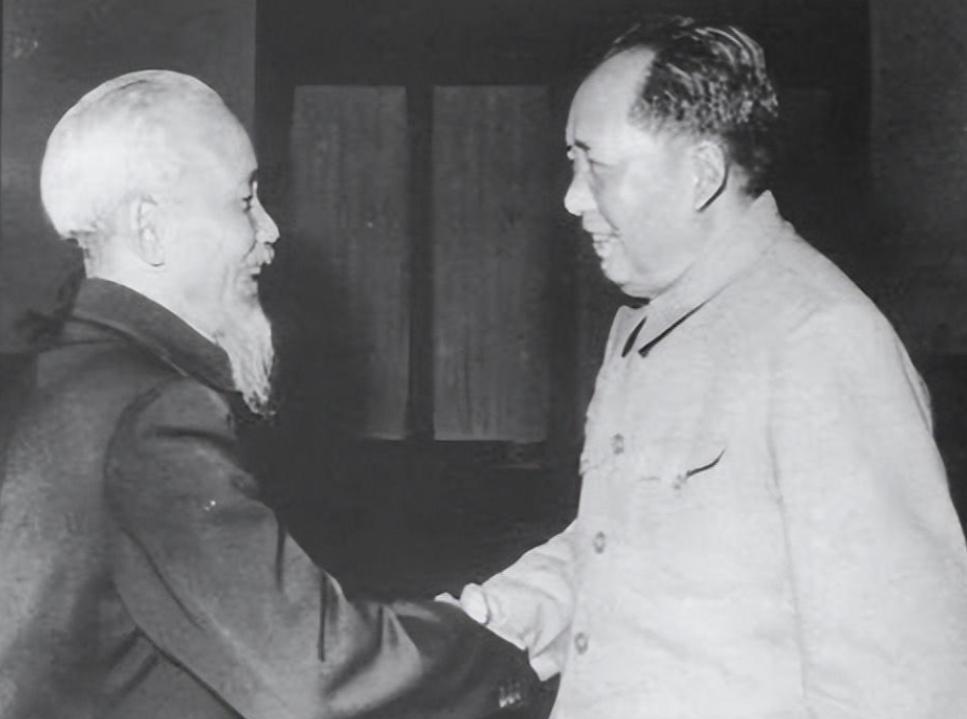 1965年胡志明提出互换拐杖，毛主席却第一时间拒绝：换不得换不得
“1965年1