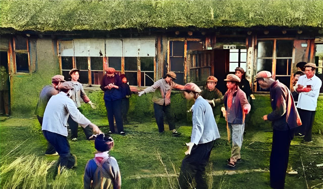 这是1968年沈阳市首批下乡到铁岭市开原县农村的知识青年。当她们刚刚放下行李后就