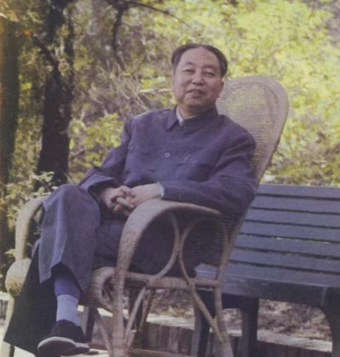1976年10月到1978年12月，是华国锋真正掌握实权的一段时间，虽然只有短短