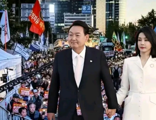 即韩国总统尹锡悦在押审判中法国前总统萨科齐戴电子镣铐服刑。成为法国历史上首位戴上