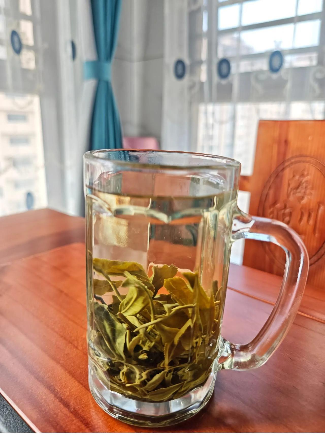  前阵子炒坏的白露茶今早一泡，焦香混茶香居然好喝到跺脚！[笑哭]
五点半自然醒，