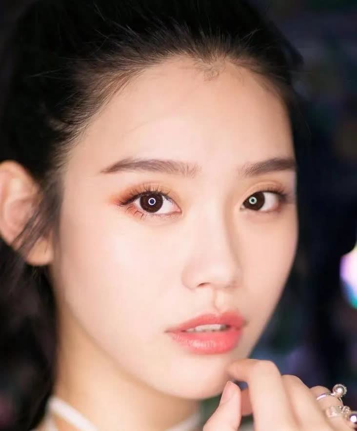 何猷君说
大家只知道我老婆奚梦瑶漂亮，
却不知道在现实中她是这样的人

