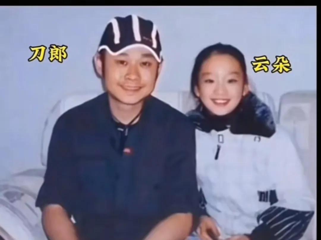 这张温馨的照片，知道的是师徒俩，不知道的还以为是父女俩。照片中刀郎笑容可掬，像一
