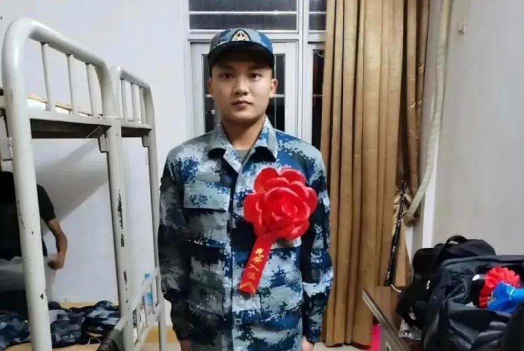 同样来自广东肇庆，一个三次入伍，另一个当兵一个月就闹着要离开部队，差别咋这么大呢
