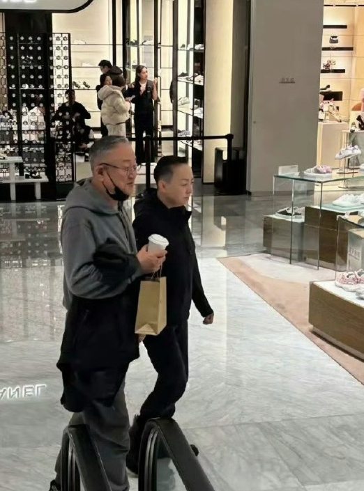 偶遇宋丹丹和富豪老公逛街，据说北京排的上号的豪宅都是这位大哥开发的 ​​​