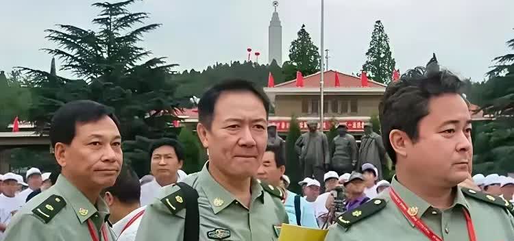 三位原八一厂男星。中间一位是大家很熟悉的李幼斌，他主演过《亮剑》、《闯关东》等许