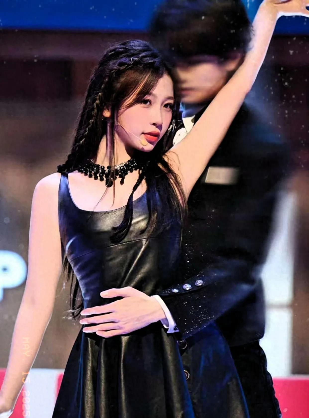 虞书欣林一跳《Trouble Maker》甜炸了
虞书欣和林一跳《Trouble