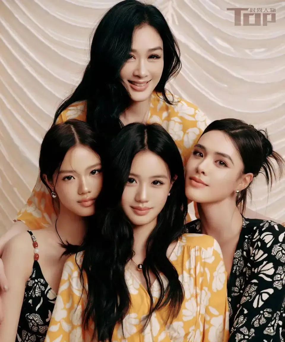 55岁的钟丽缇，长的真年轻。
她和她三个漂亮的个女儿合影，就像是个大姐姐似的。