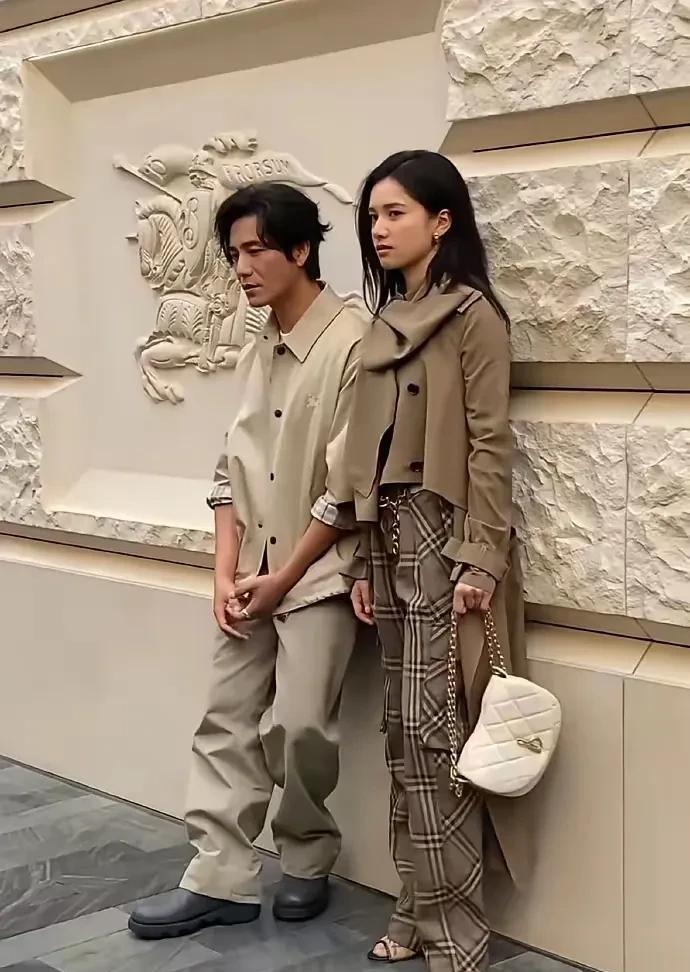 谁拍的图，居然把陈坤拍的这么矮。
官方身高陈坤176，张婧仪168，相差 八厘米