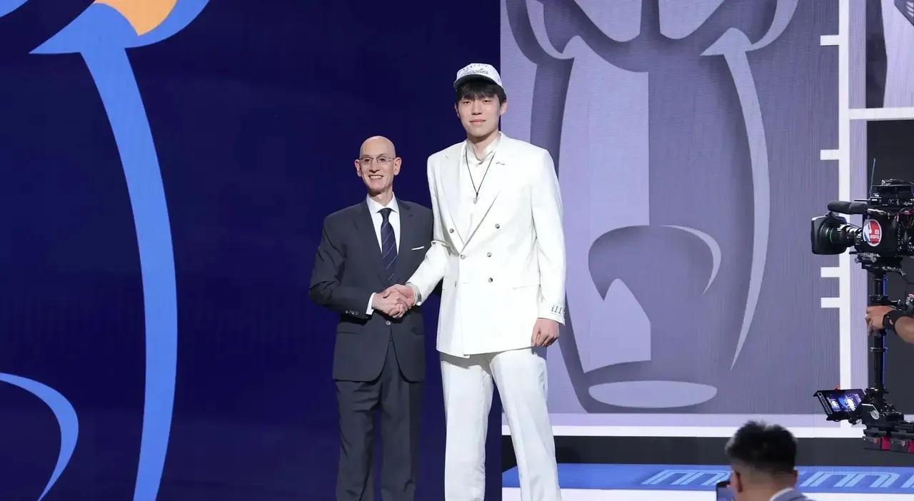 利拉德回归中国球员杨翰森所在的NBA球队开拓者！
看到我说杨翰森所在的球队，大家