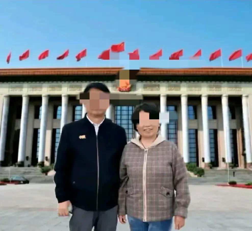 该为大娘二伯正名了，他们真的是原配夫妻，真正的大娘在老家务农。



最近，某位