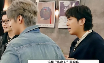 一个丑到抽象的人偶，直接把黄晓明给整不会了

最近在新综艺《宇宙闪烁请注意》里，