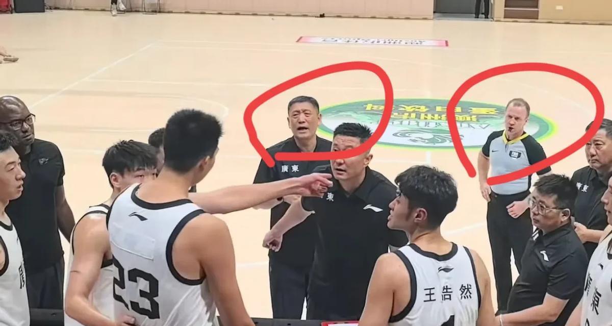 团结赛现场，板凳闹内讧！
短短18秒视频，把广东青训遮羞布一把扯掉。
小将摔毛巾