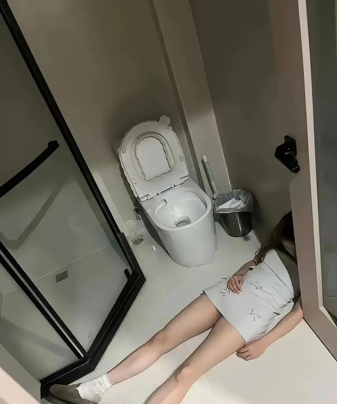 救命！去同事家吃饭，我喝到躺厕所！社死到想辞职！
家人们谁懂啊！去同事家聚餐，想