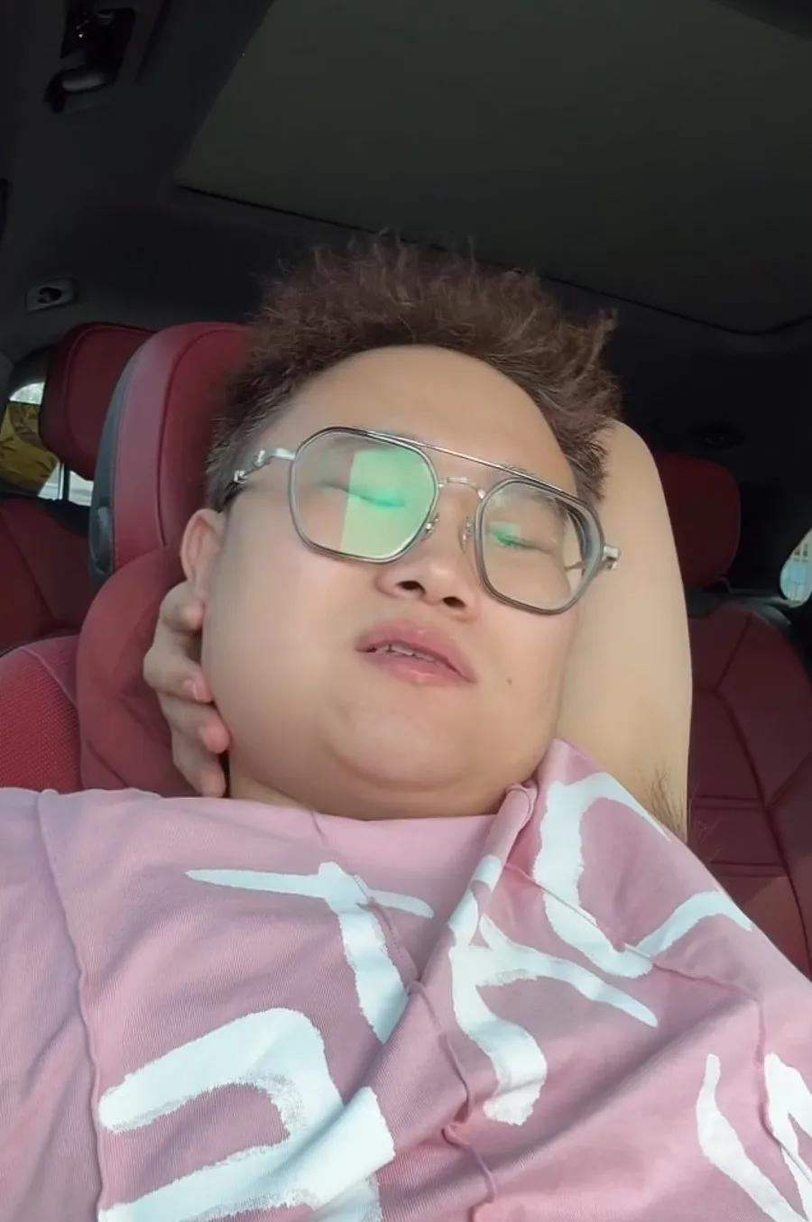 我始终觉得爱摸鱼三贱客，三个小姑娘能有什么坏心呢？但是听完都是洞的直播后，我瞬间