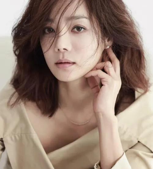 2025年7月8日，46岁的韩国女星蔡琳在社交平台分享与8岁儿子珉宇吃北京烤鸭的