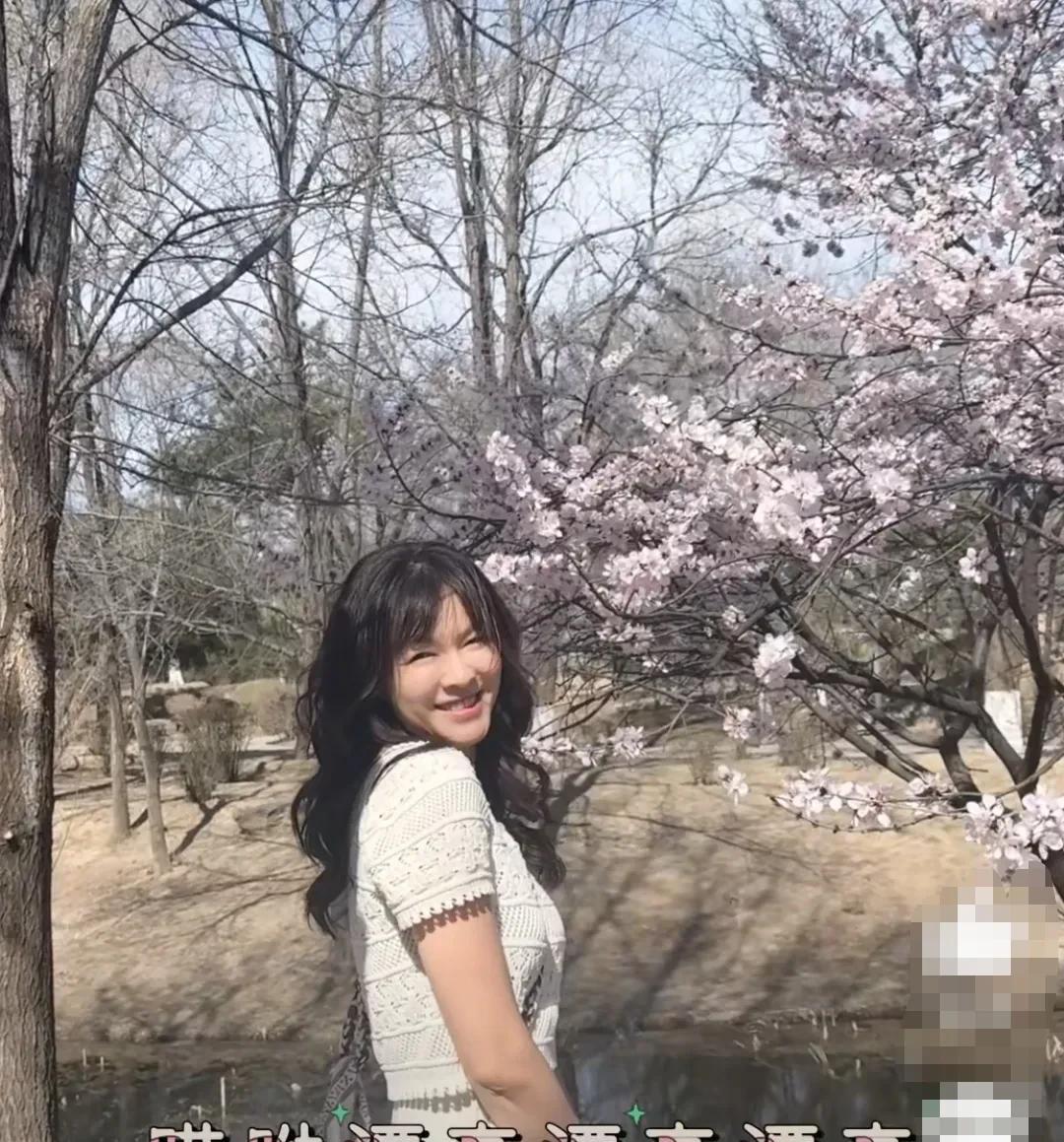 李艾说：“一群大美女任他摆布，他说往东，我们绝不敢往西。”
原来，李艾老公变身摄
