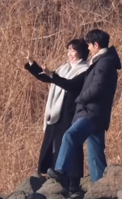 肖战、姜妍《小城良方》同框路透，男女主甜蜜拥抱，这是在一起恋爱了吗