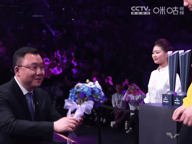奇葩了！冠军颁奖典礼上发给莎莎的花束还漏水？
哈哈，莎莎接到花束后马上擦拭溅到自