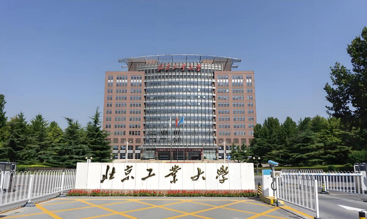 5月15日中午，北京工业大学耿丹学院医务室的监控画面里，一名女生攥着揉皱的请假单