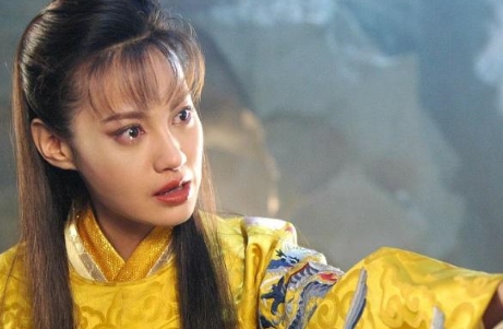 2004年，《小鱼儿与花无缺》的剧组邀请李小冉出演剧中的江玉燕，李小冉一看阵容头