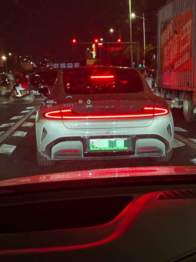 宋L抬显仪表屏幕
抬头显示每次都能预知走那条道，尤其是第一次走的路，错过路口就南