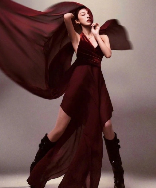 差点没认出来这是张小婉，整个人变化好大，气质好绝啊～ ​​​
