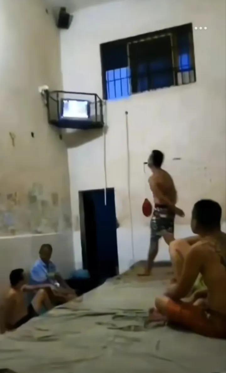 你们宿舍几点熄灯？ 