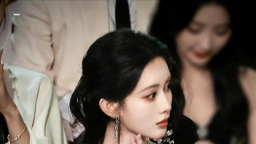 星光大赏孟子义摔倒瞬间引发全网热议 真实反应意外出圈