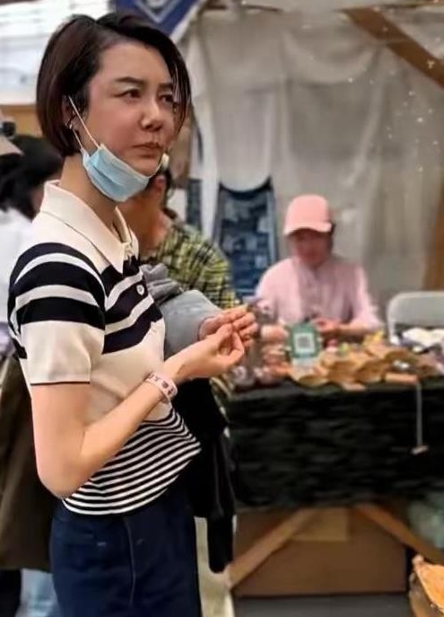 5月12号大太阳底下，43岁车晓逛市集！抱着捆艾草跟摊主砍价，本想当透明人，结果