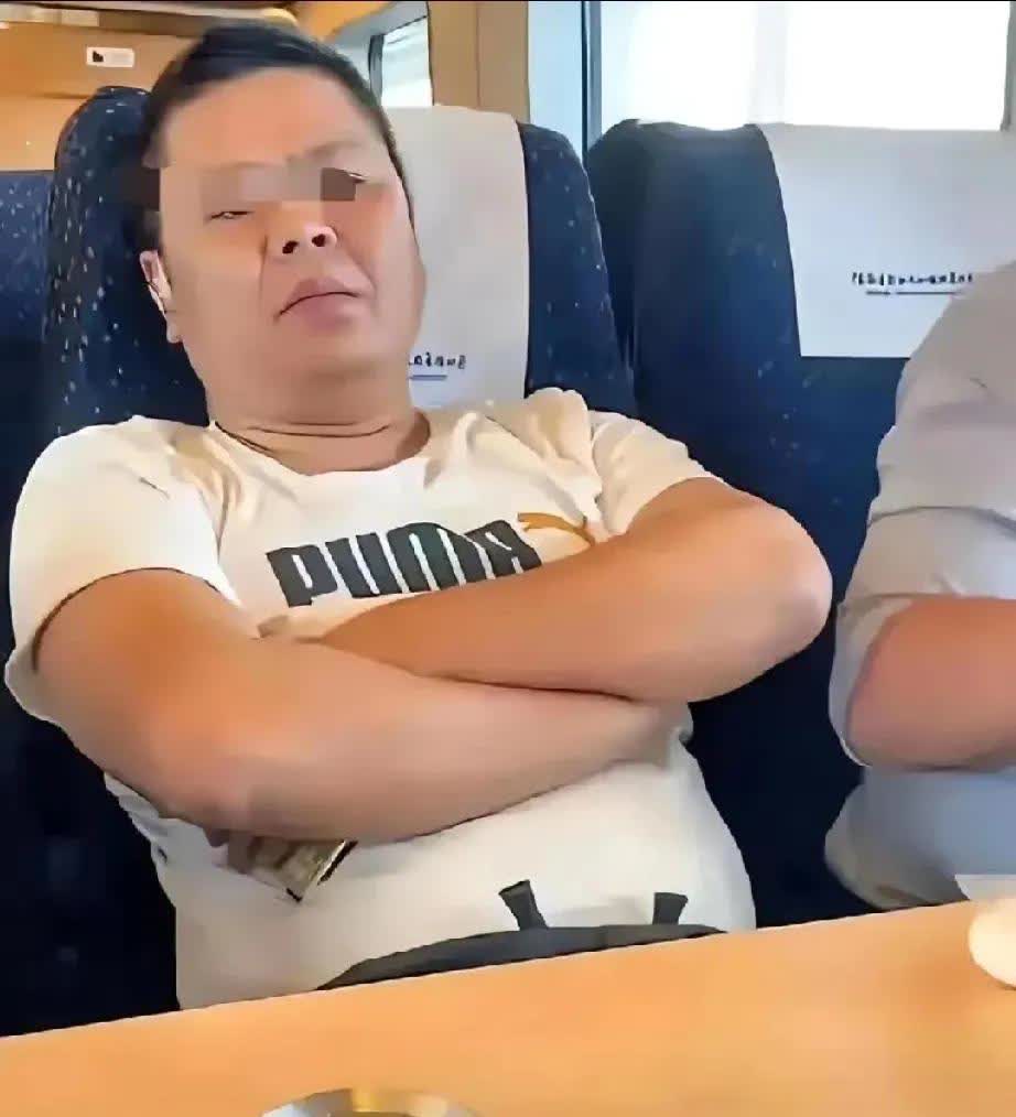 高铁脱鞋打人，这下真“凉凉”了！45岁打人男是纺织商人，身份曝光后，合作方连夜撤
