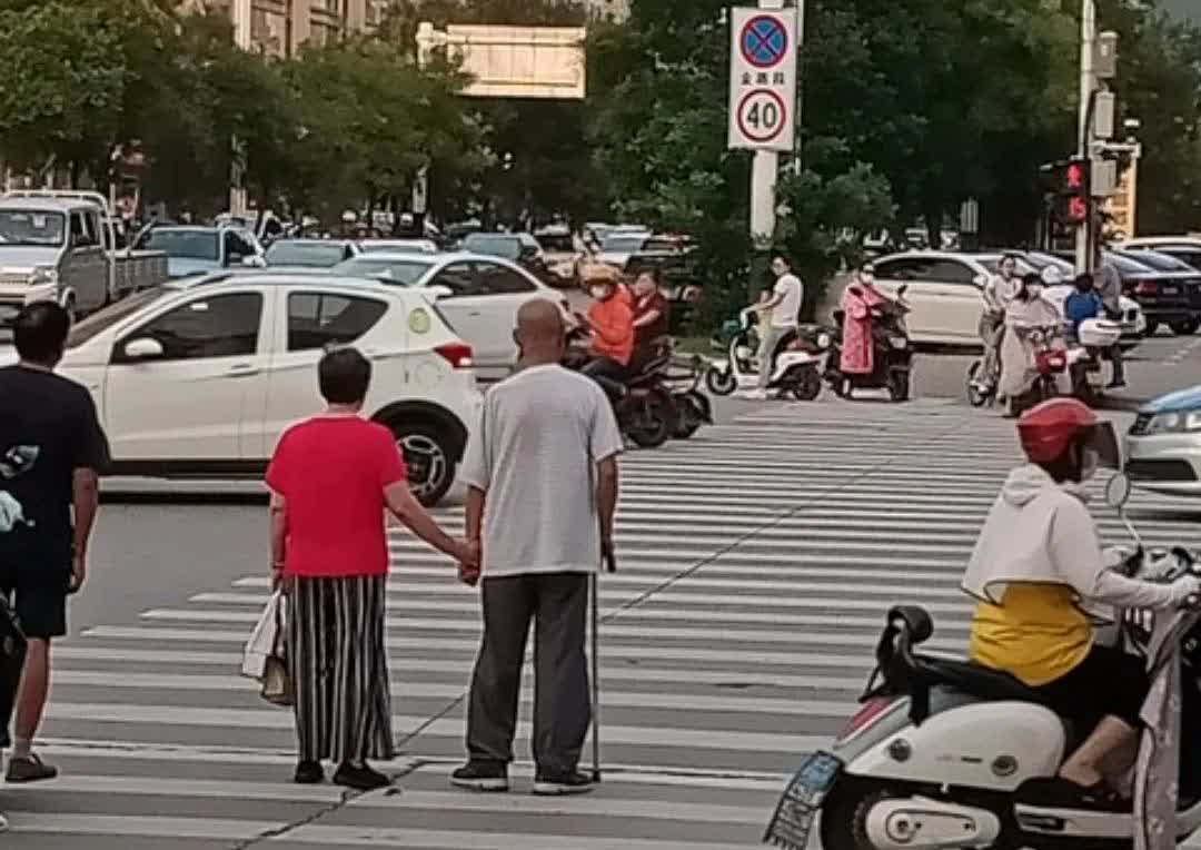 闯红灯本就不应该，态度还如此嚣张，实在是令人无语，闯红灯难道还有理了不成？

