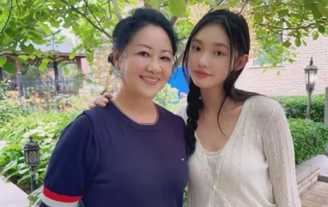 家人们！娱乐圈又爆离谱大瓜！一张合照竟掀起轩然大波，把当红小花林允直接卷入“隐婚