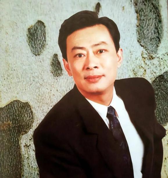 80年代，王诗槐离婚后，和有智力残疾的儿子相依为命，一天朋友告诉他初恋回国的消息