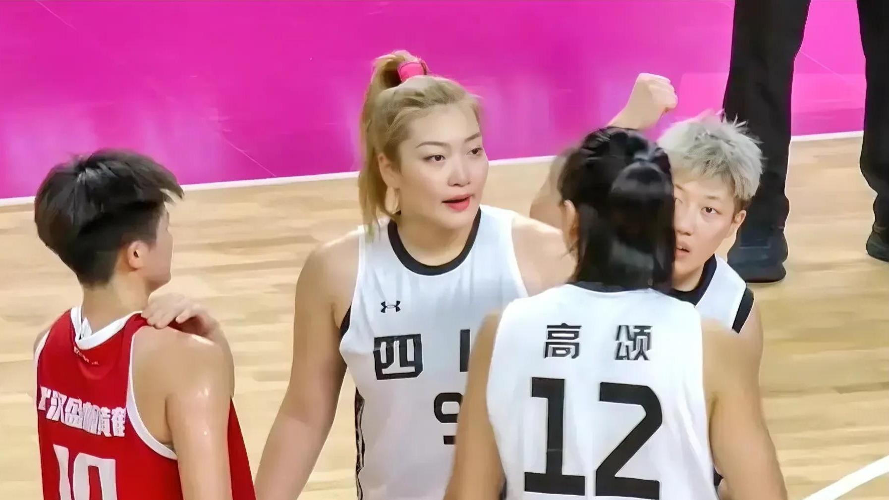 女篮锦标赛四川队“三巨头”难聚首，李梦16分 韩旭19分