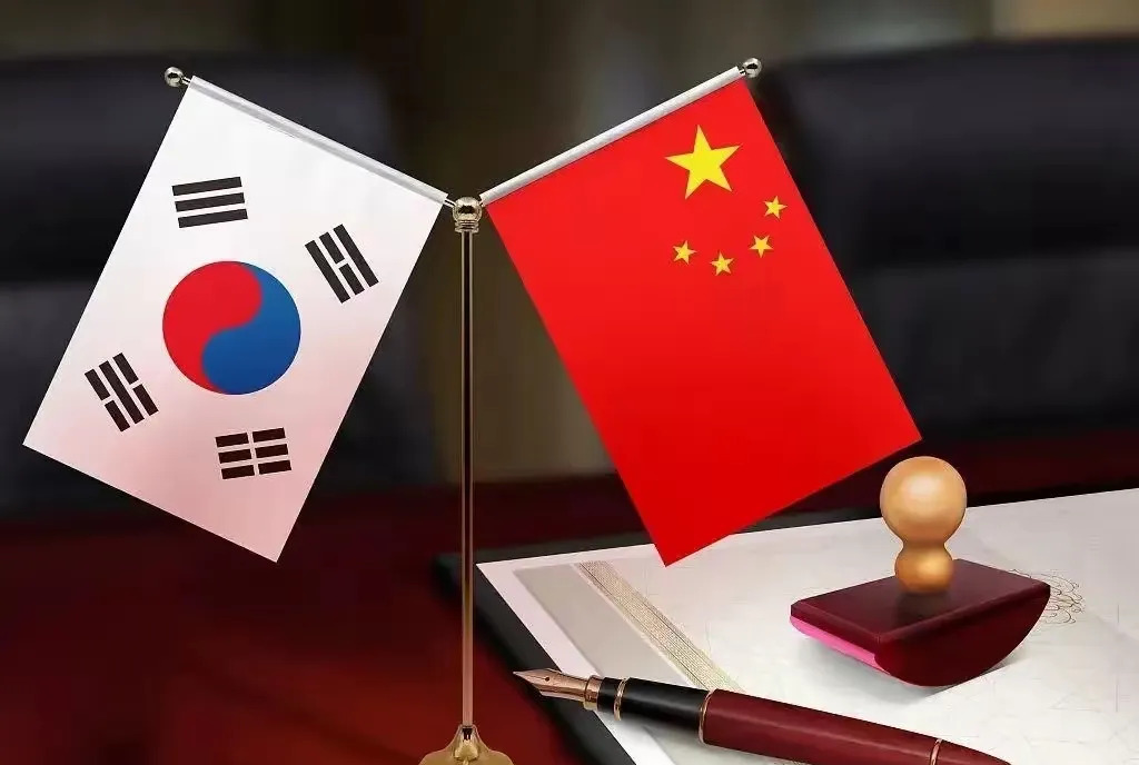 韩国新总统刚上任就给中国打电话，这是要搞哪出？难道是想彻底改变方向？这个举动，简