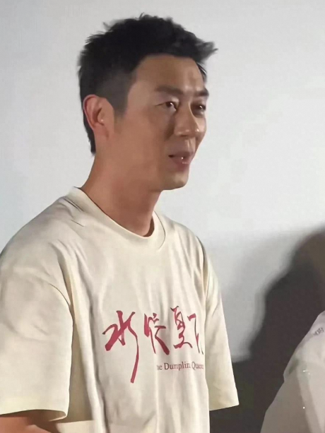 朱亚文现身活动 昔日“荷尔蒙”如今难掩沧桑