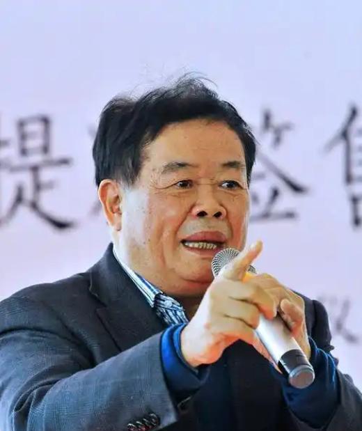 1994年，曹德旺在法庭上指着庭长的鼻子说：我听说只要200万，你就能包给人家打
