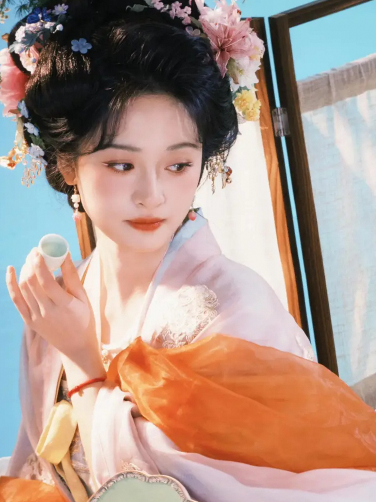 沈月古风写真超惊艳 粉色古装簪花美绝了