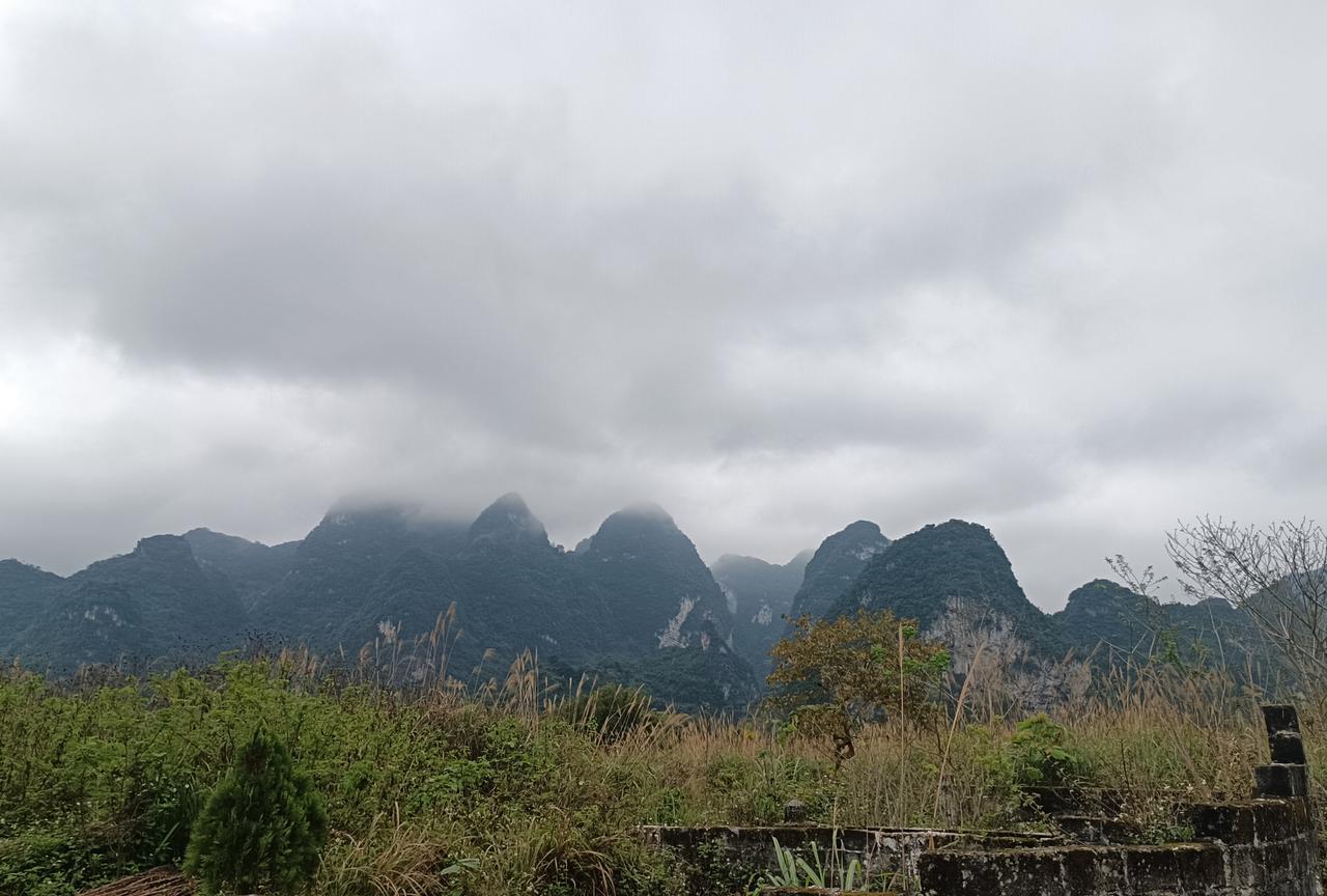 有一位在城里当老师的朋友说，她想不明白，为什么偏远地区的老师有额外的工资补贴，而