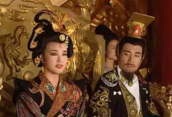 是夜，武则天忙完朝事，挺着大肚子回寝宫休息。谁知，听到内室姐姐武顺的声音，正娇声
