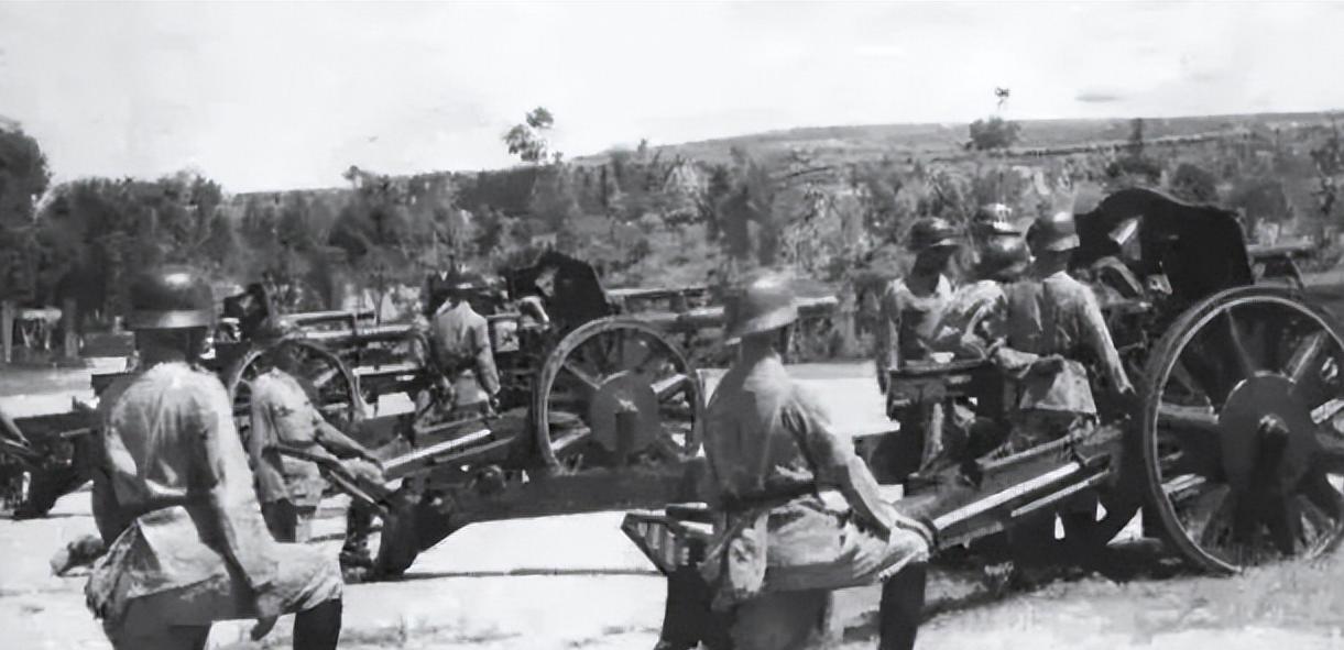 1944年，日军坦克步步逼近，团长一再命令开炮全被林竞远拒绝，直到坦克踏上他的头