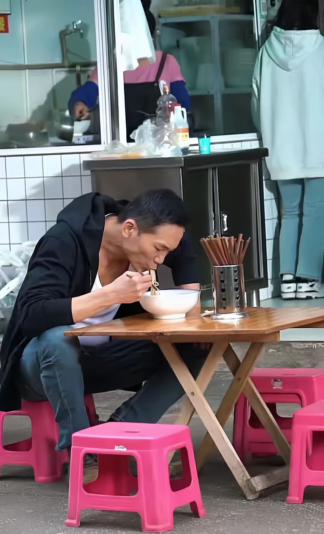 如果不小心在他吃面的时候打扰到会怎么样？