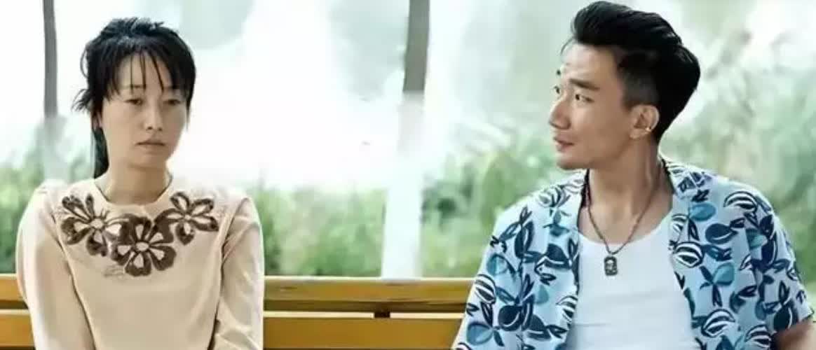 马伊琍牵手28岁鲜肉，网友：这届年下恋卷成杨过小龙女PLUS版？