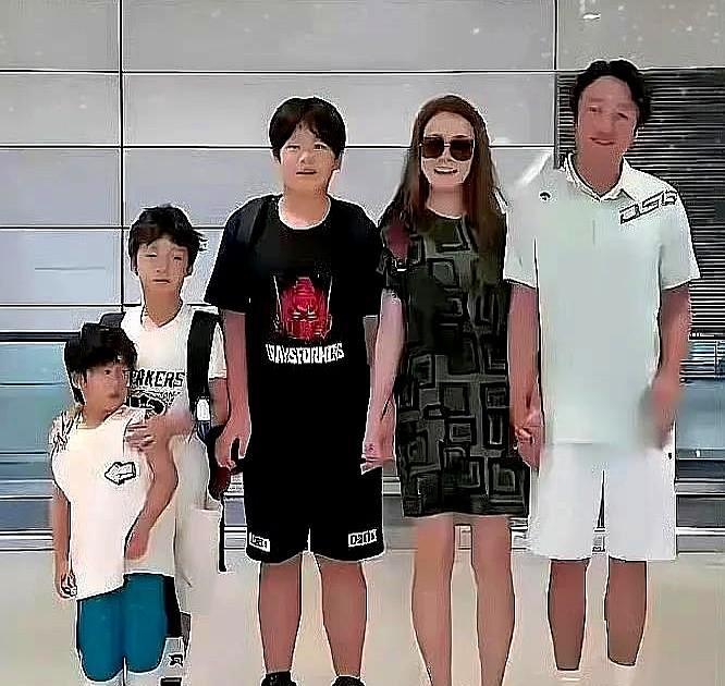 最近刷到邹市明一家的消息真是让人感慨万千，谁能想到奥运冠军也会陷入这种鸡飞狗跳的