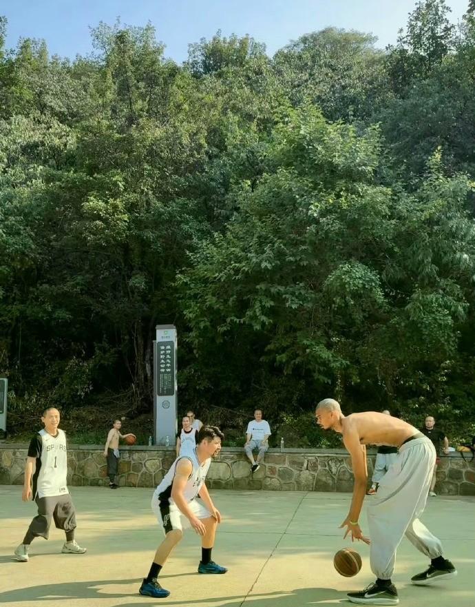 NBA：世界第一“高僧”文班亚马少林寺毕业！
昨天，文班亚马结束了10天的嵩山少