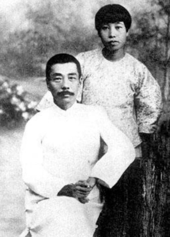 1968年，许广平突发心脏病住进医院，临终之际，许广平拉着儿子周海婴的手，流着泪